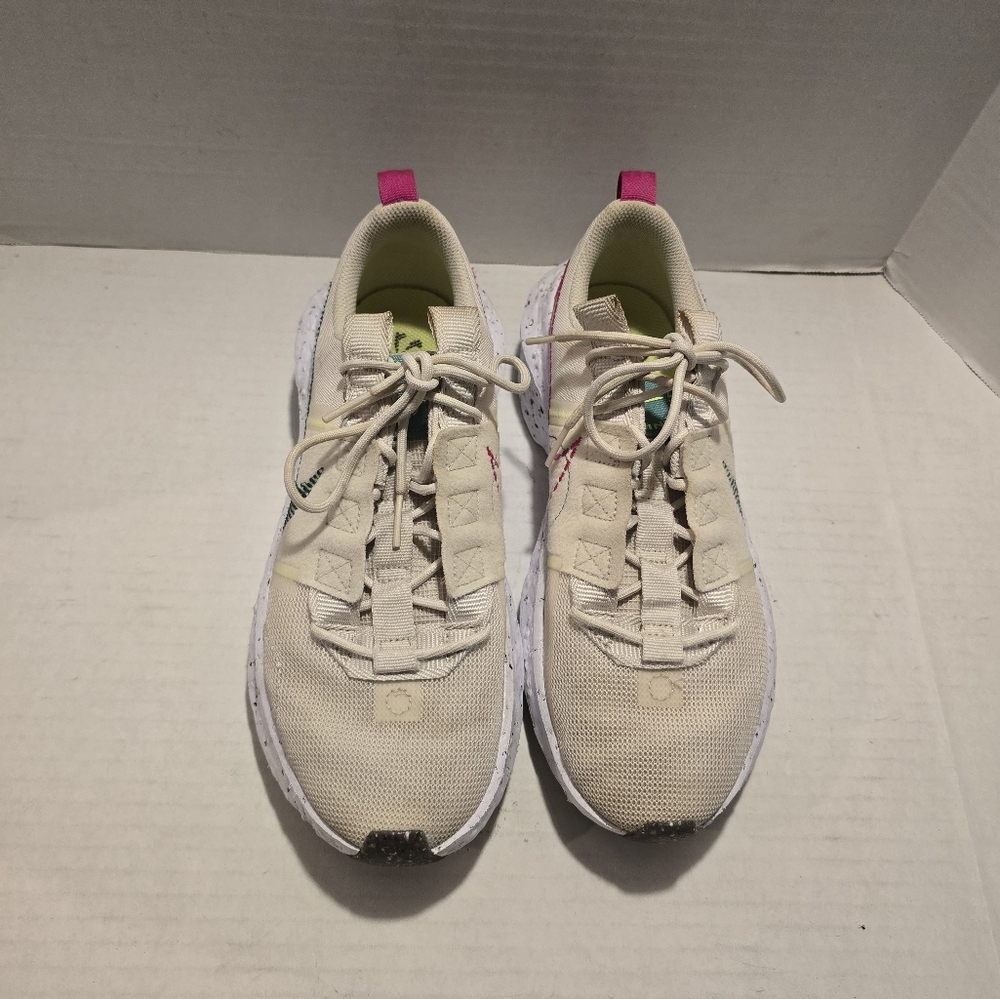 Women running shoes Nike Brand In Good Condition. USED